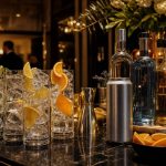 Ideas de cócteles con bebidas energéticas premium (y qué licores encajan mejor)