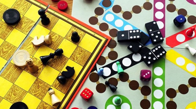 los-6-mejores-juegos-de-mesa-para-adultos-tusencuestas-2025