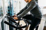 Bicicleta indoor o rodillo: ¿Cuál es la mejor opción para entrenar en casa?