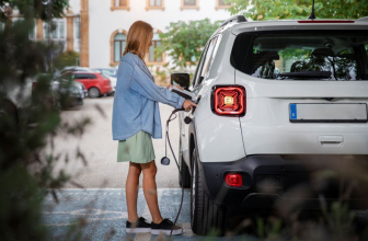 Coche eléctrico vs. coche híbrido: ¿Cuál es el adecuado para ti?